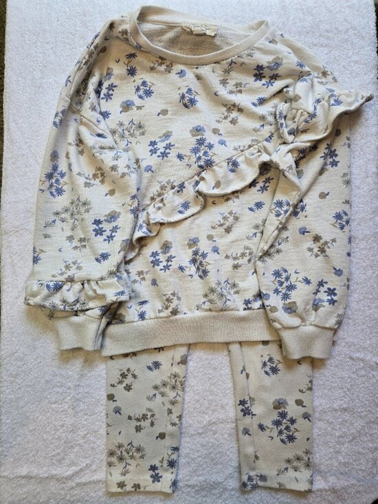 Jessica Simpson Other - Jessica Simpson Girl's Set - Cream Ruffle Top and Leggings With Floral Patten